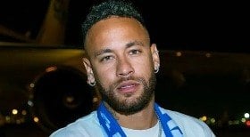 Modelo que diz ter filha de Neymar toma atitude contra atleta