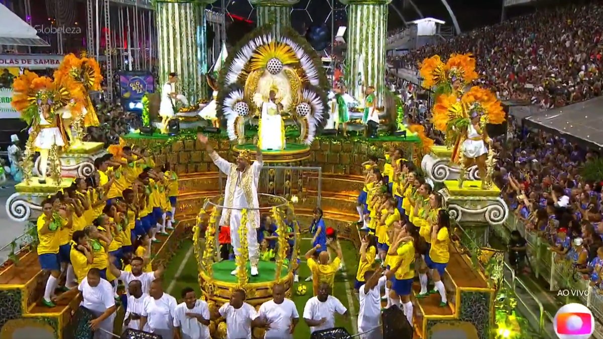 Adriano Imperador foi homenageado pela escola Camisa Verde e Branco