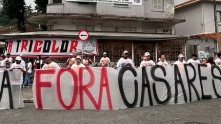 Torcida do São Paulo faz protesto contra presidente do clube na Vila Belmiro