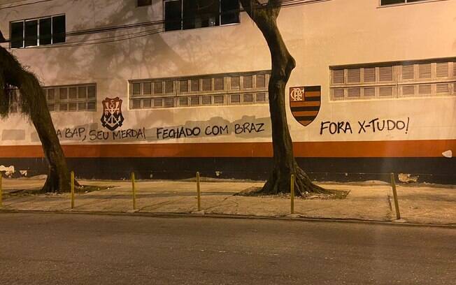 Muros da Gávea foram pichados em apoio a Braz e criticando Bap