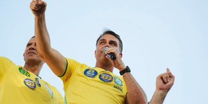 Flávio compara polêmica religiosa a facada sofrida pelo pai