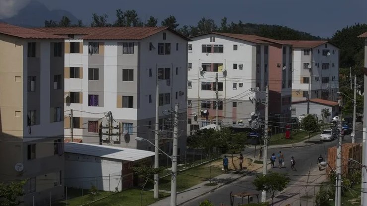 PM%20invade%20%22Minha%20Casa%2C%20Minha%20Vida%22%20e%20prende%20traficantes%20no%20RJ