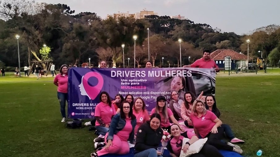 Fundada pelas empresárias Ana Maria, Cristiane Bernardes e Larissa Colombo, a iniciativa do app Driver Mulheres visa atender somente passageiras mulheres.