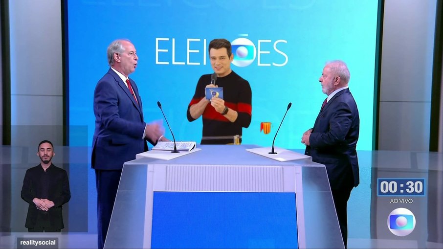 Celso Portiolli brinca com cenário de debate eleitoral na Globo 