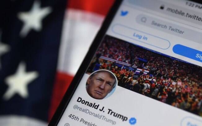 A conta de Donald Trump no Twitter, exibida em um telefone celular