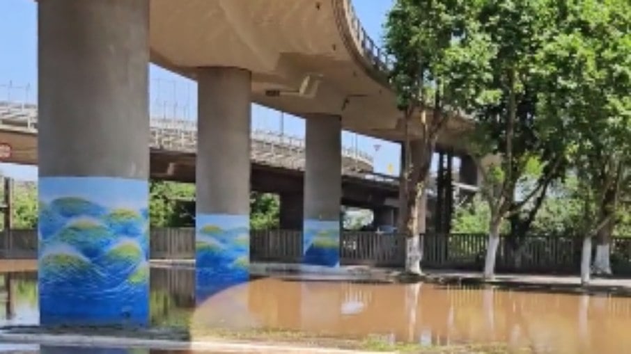Água do Guaíba invade ruas de Porto Alegre