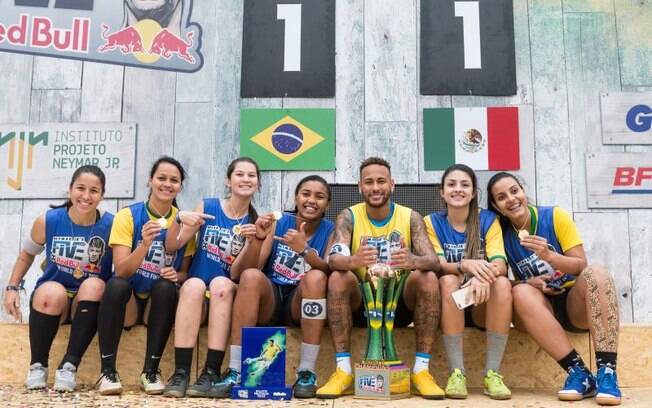 Neymar ao lado das campeãs do torneio de futebol amador que aconteceu em seu Instituto
