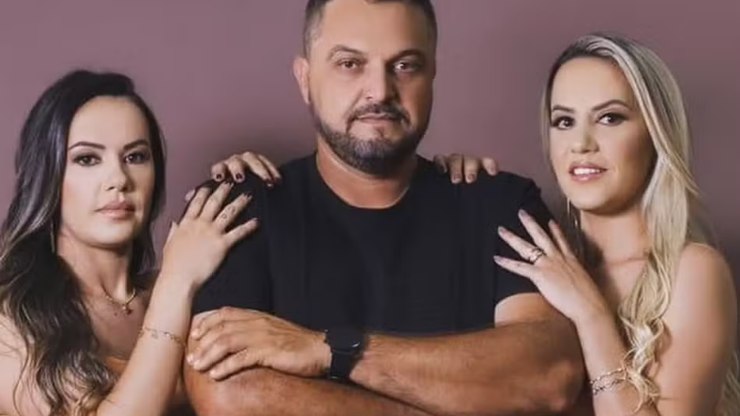 Rei de Goiás se casa com irmãs gêmeas e forma família inusitada