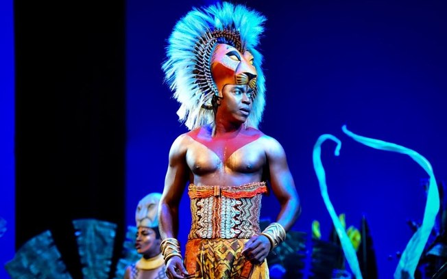 Tiago Barbosa retorna ao palco do Teatro Renault após 11 anos como Simba no musical “O Rei Leão”