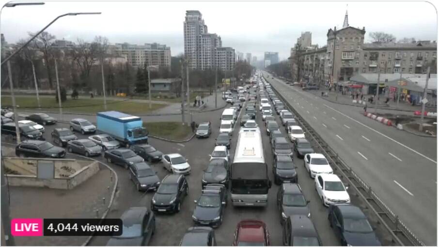 Carros deixando Kiev, na Ucrânia
