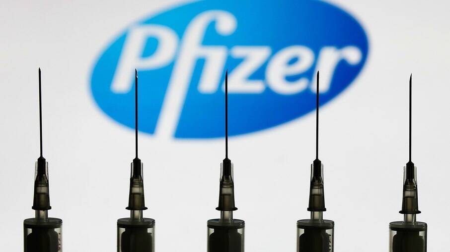 Lote com 1,5 milhões de doses da Pfizer desembarcou hoje no Brasil