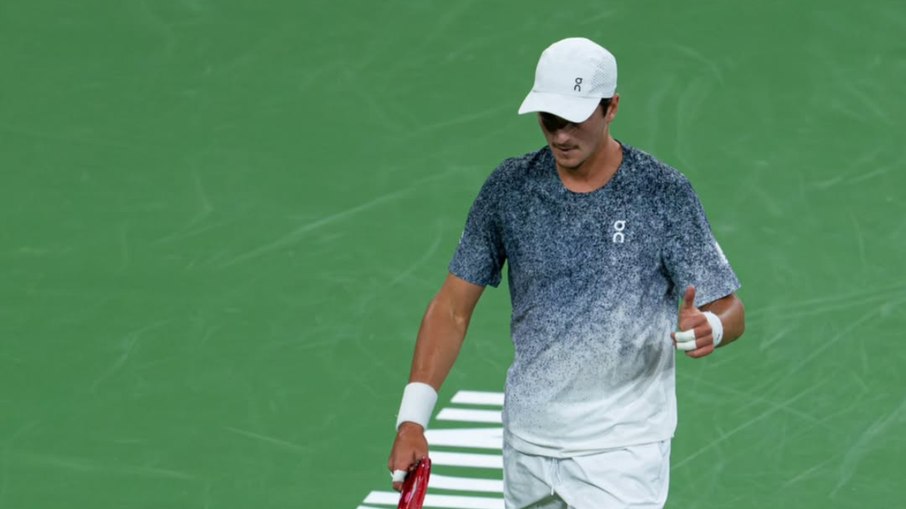 João Fonseca bate de frente, mas cai diante de Carlos Alcaraz