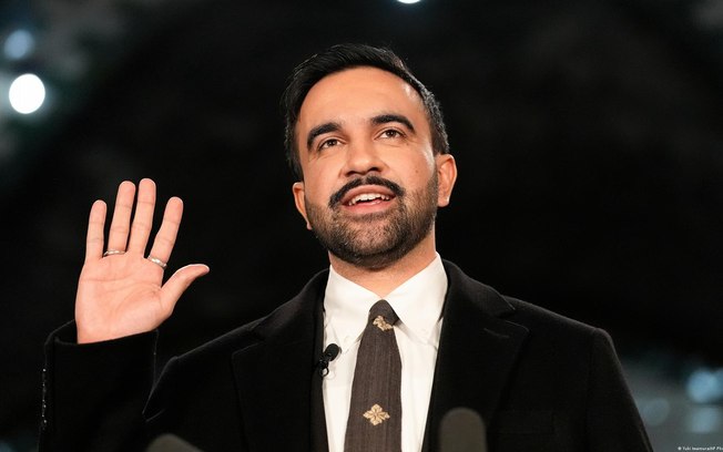 Mamdani durante posse em cerimônia privada, antes de repetir juramento em evento público