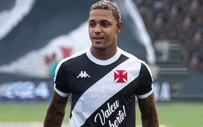 David, do Vasco, foi expulso depois de disputar a bola com Gilberto, do Bahia David, do Vasco, foi expulso depois de disputar a bola com Gilberto, do Bahia