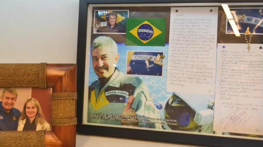 Boton de Nossa Senhora Aparecida que o Astronauta Marcos Pontes levou ao espaço e carta escrita por ele na Estação Espacial Internacional. Hoje, em exibição na Sala das Promessas, na Basílica de Nossa Senhora Aparecida (SP)