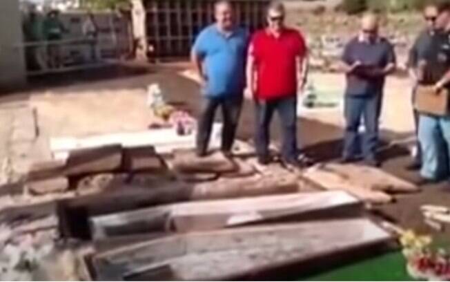 Vídeo que mostra pedras em caixões é falso