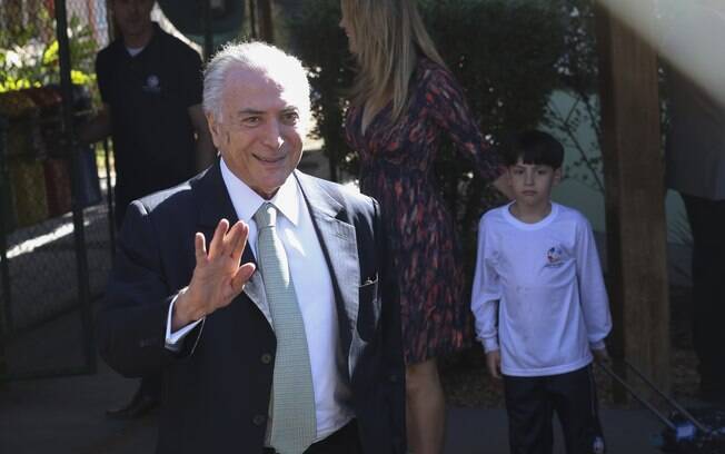 Michel Temer, acompanhado pela mulher, Marcela Temer, busca o filho Michelzinho na escola, no Lago Sul, em Brasília