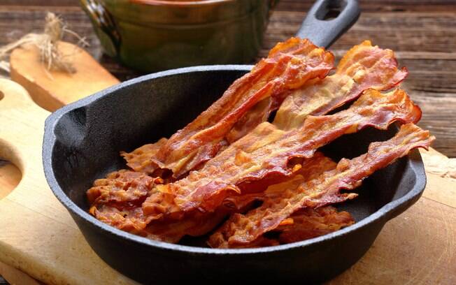 O bacon é um dos ingredientes queridinhos da cozinha e vai bem com entrada, prato principal e até sobremesa