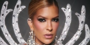 Gravidíssima, Lore Improta usa tênis e enfrenta chuva na Sapucaí