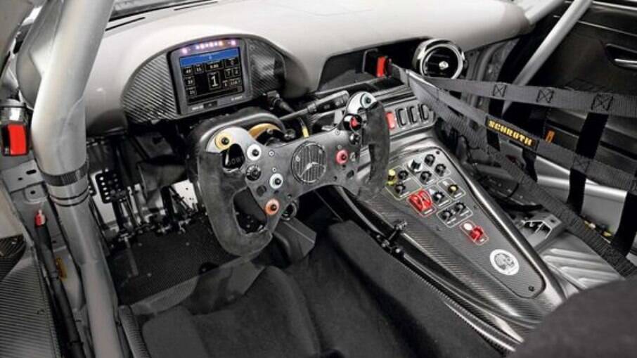 Cockpit do Mercedes AMG GT3 com barras de proteção e volante parecido com os modelos da Fórmula 1