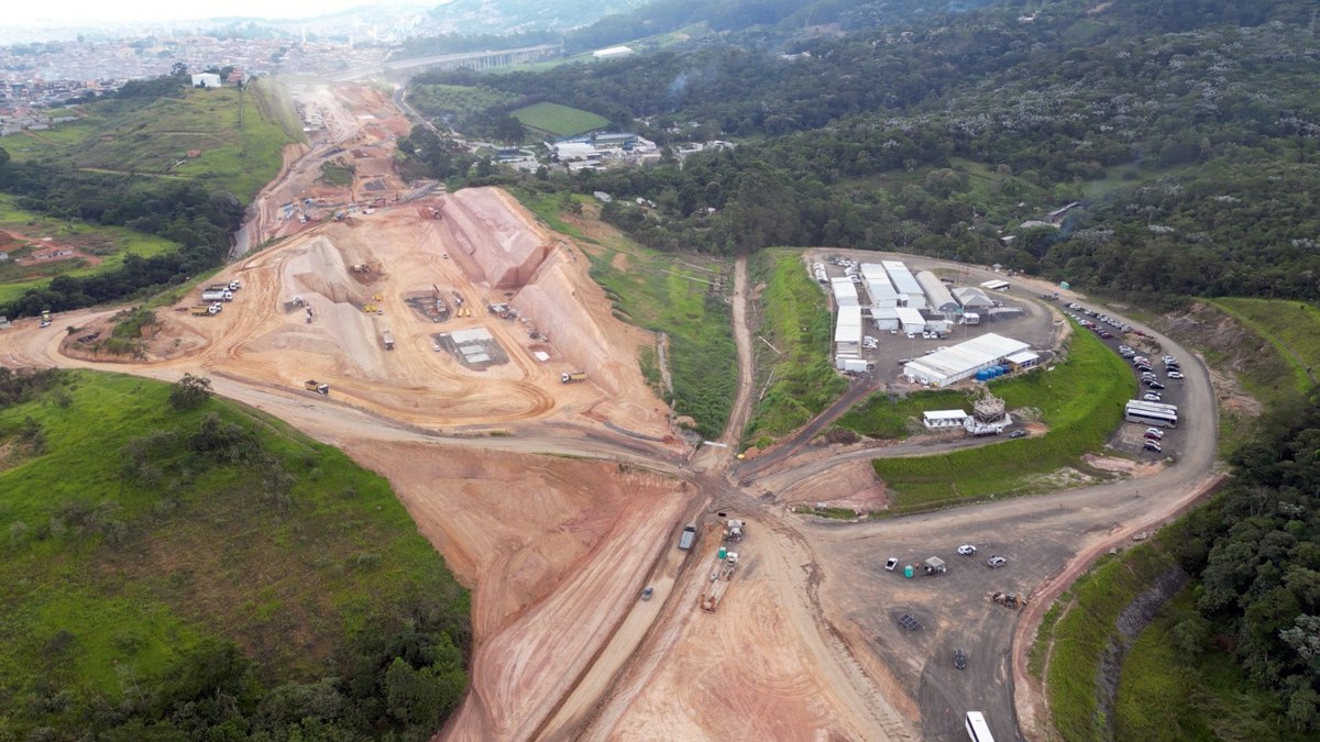 Com a antecipação das obras em seis meses, a previsão é que o trecho entre as rodovias Presidente Dutra e Fernão Dias seja entregue no primeiro semestre deste ano.