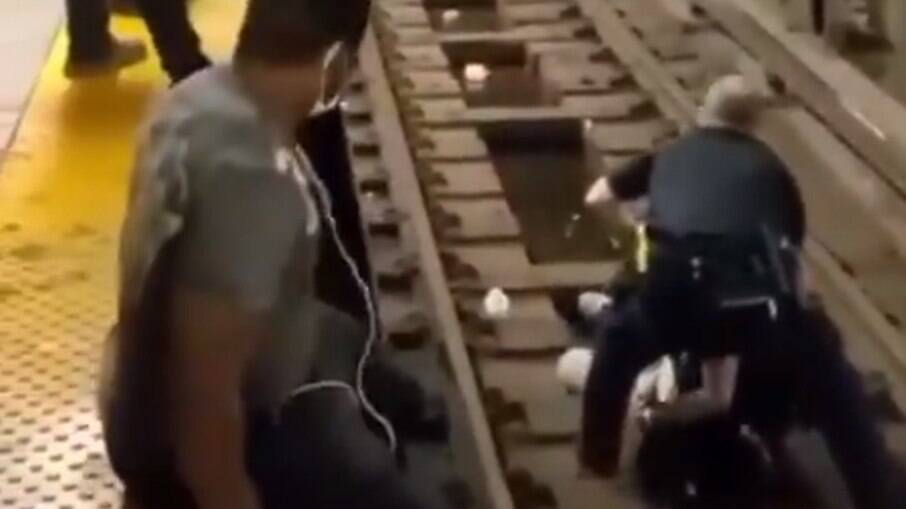 Vídeo: Homem é salvo após cair em trilhos pouco antes de metrô chegar a estação