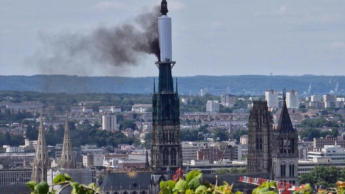 Fumaça sai da torre da Catedral de Rouen, norte da França