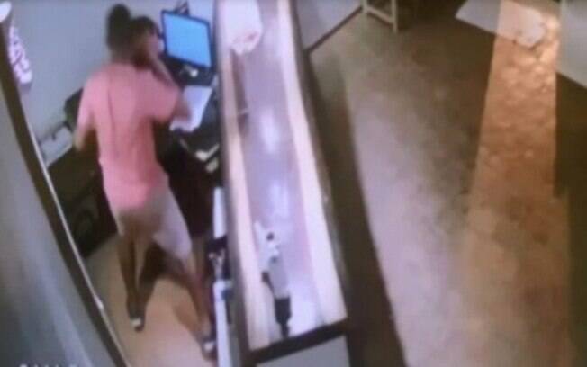 Mulher foi agredida pelo ex-companheiro em recepção de hotel onde trabalha, na Bahia