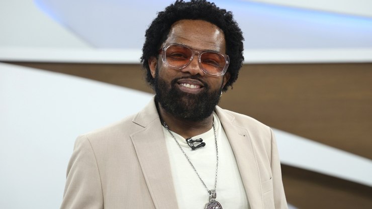 Xande de Pilares revela hesitação inicial em ser cantor e a influência de Bira Haway em sua carreira