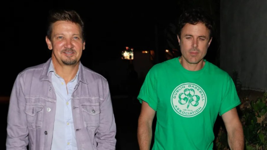 Jeremy Renner e Casey Affleck chegaram juntos em festa