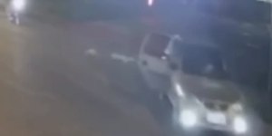 Homem arranca com carro e bebê é arremessado em avenida