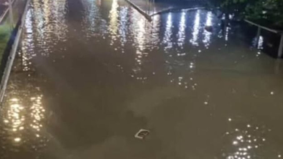 Fortes chuvas causam alagamentos em Niterói Fortes chuvas causam alagamentos em Niterói