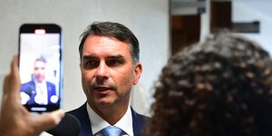 "Fui eu que postei", diz Flávio sobre vídeo que burlou cautelar