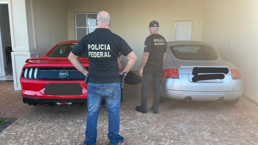 Carros de luxo, dinheiro e drogas foram apreendidos