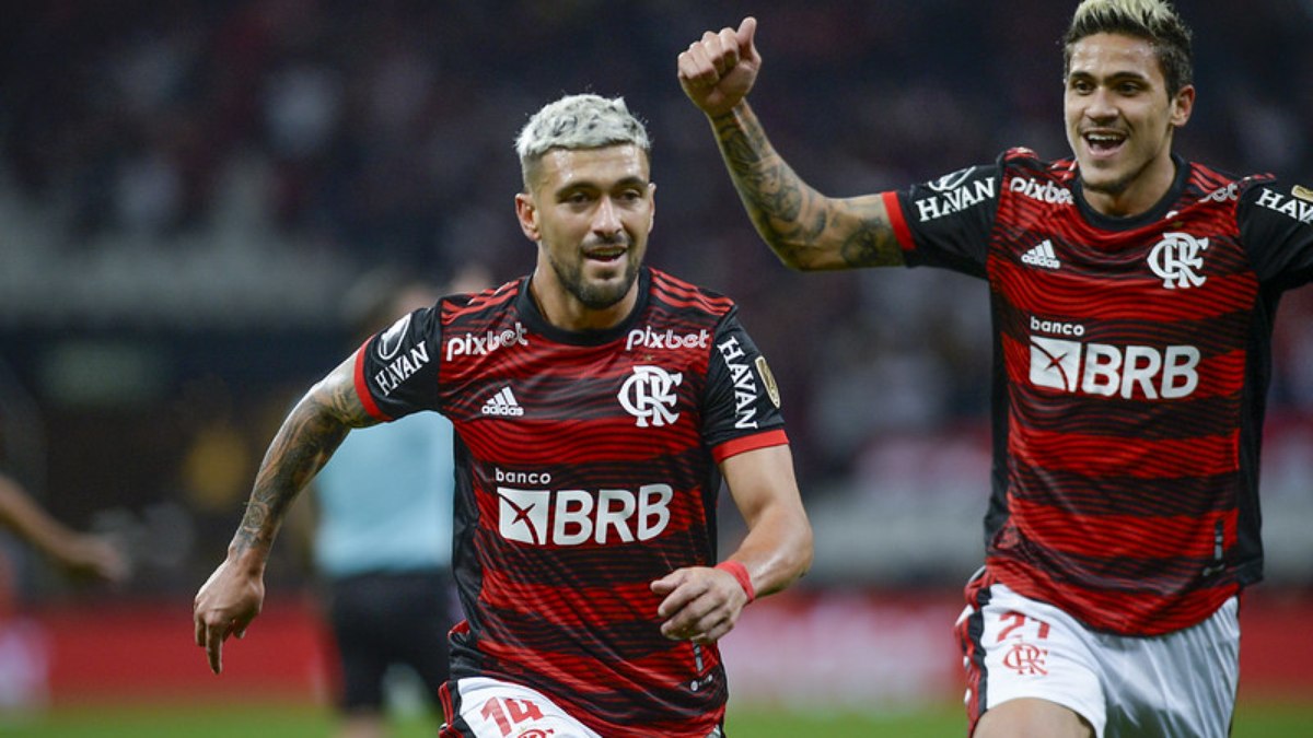 Namorada de jogador do Flamengo se revolta com críticas e dispara contra  jornalista, Flamengo