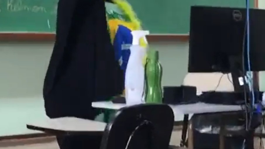 Professora faz gesto nazista em sala de aula