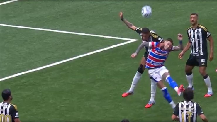 Atl%C3%A9tico-MG%20x%20Fortaleza%3A%20confira%20%C3%A1udio%20do%20VAR%20em%20p%C3%AAnalti%20pol%C3%AAmico