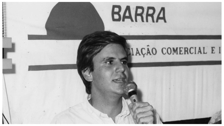Aos 23 anos, já formado em direito pela PUC, Eduardo Paes foi nomeado pelo então Prefeito do Rio, Cesar Maia, subprefeito da Barra e Jacarepaguá (RJ)