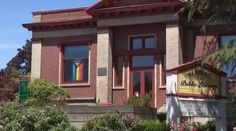 Tiros são disparados contra bandeira do orgulho em biblioteca