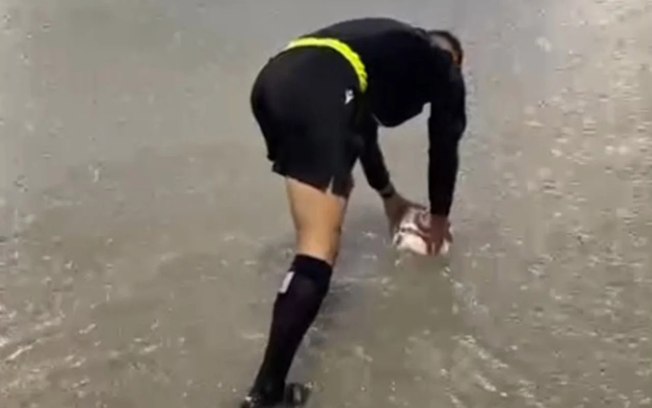 Chuva alaga gramado e impede realização de jogo entre Peña Deportiva e UCAM Murcia, na Espanha Chuva alaga gramado e impede realização de jogo entre Peña Deportiva e UCAM Murcia, na Espanha
