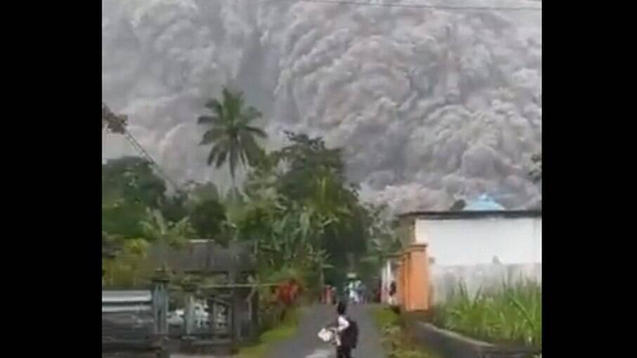  Vulcão Semeru entra em erupção e deixa 13 mortos na Indonésia