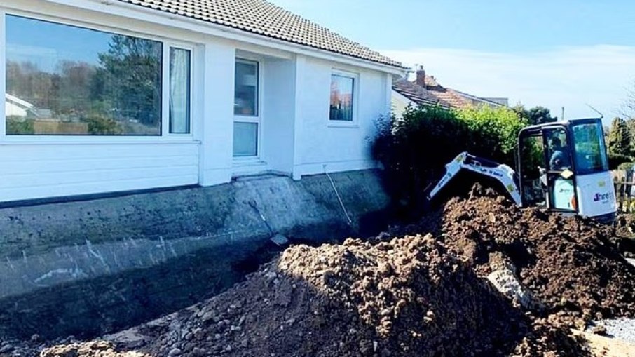 O amigo de Shaun e Caroline e motorista da escavadeira, Ryan De Jersey, é visto escavando a entrada da garagem na esperança de encontrar o bunker escondido