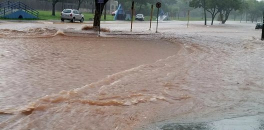 Nova frente fria causa temporais em diversas áreas do país