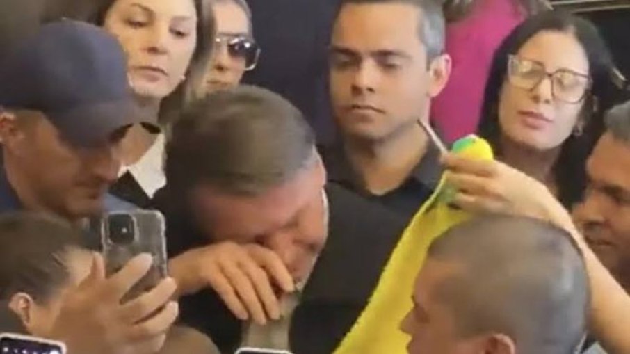 Jair Bolsonaro chorou ao lado dos apoiadores