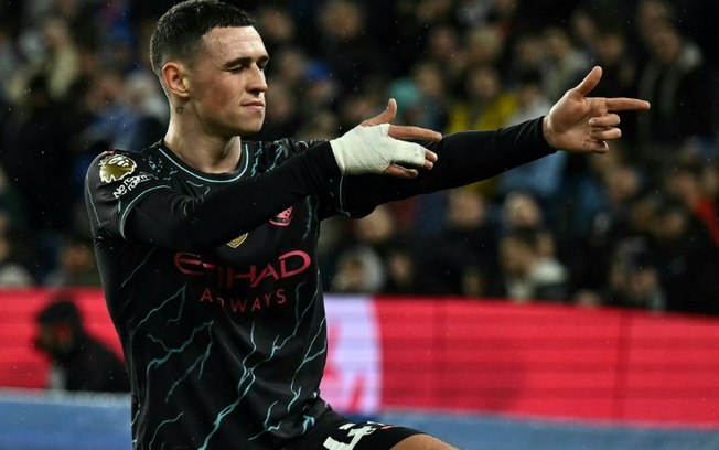 O atacante inglês Phil Foden, do Manchester City, comemora seu segundo gol contra o Brighton na partida adiada da 29ª rodada, em 25 de abril de 2024, em Brighton.