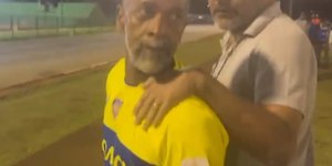 Homem arrasta a filha com carro e é preso jogando futebol