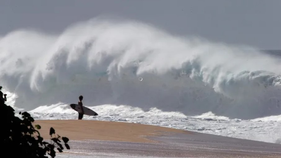 Um turista morreu e dois foram hospitalizados ao serem surpreendidos por grandes ondas em Keiki Beach nesta segunda-feira