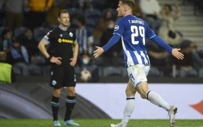 Com dois gols de Toni Martínez, Porto vence a Lazio de virada em casa e abre vantagem na Europa League