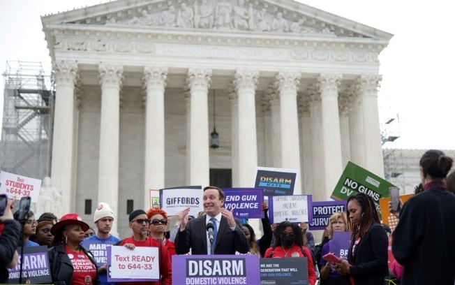 O senador dos EUA Chris Murphy fala do lado de fora da Suprema Corte enquanto os juízes avaliam se as pessoas sujeitas a uma ordem de restrição de violência doméstica deveriam ser proibidas de portar armas de fogo