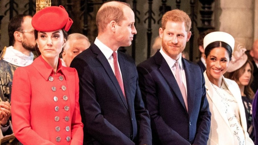 Kate Middleton e príncipe William, e Meghan Markle e príncipe Harry